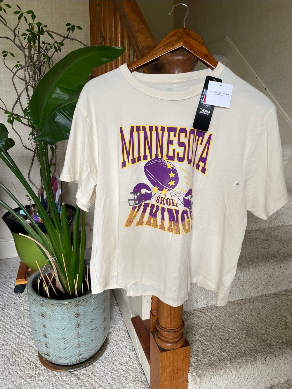 American Eagle Outfitters Cream Minnesota Vikings Graphic Tee NWT